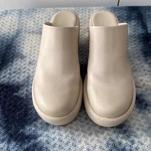 Everlane Puffa Clogs, size 10, cream